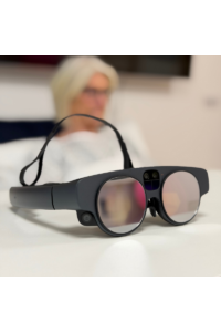 Med Strollls AR-glasögon projiceras övningar, visuella ledtrådar och spelbaserade uppgifter direkt i rehabiliteringspersonens synfält.