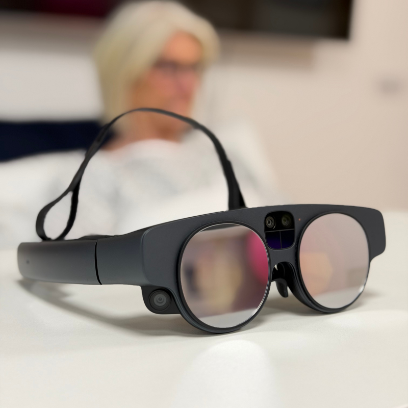 Med Strollls AR-glasögon projiceras övningar, visuella ledtrådar och spelbaserade uppgifter direkt i rehabiliteringspersonens synfält.